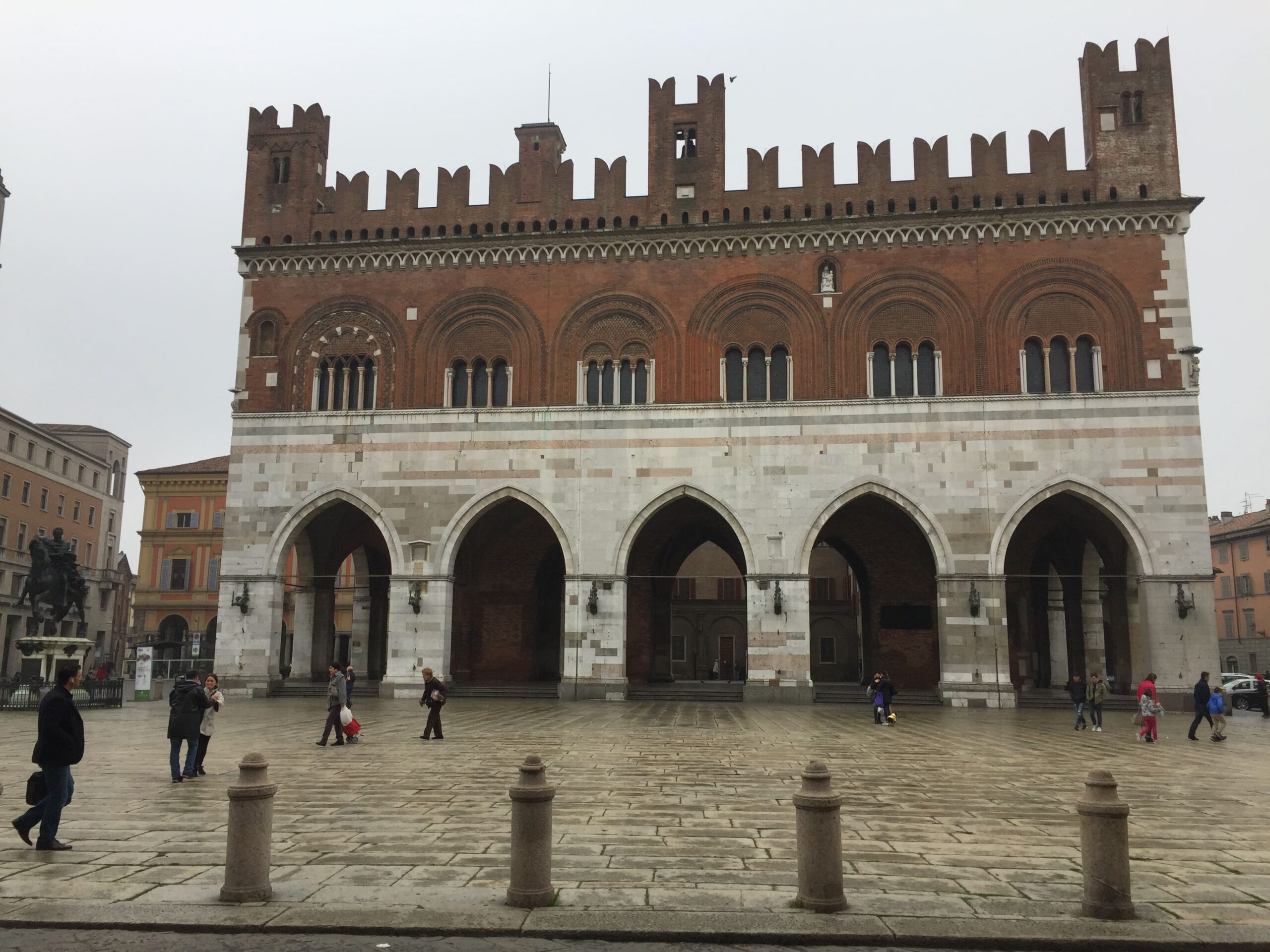 PiazzaCavalliDavanti