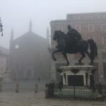 StatuaConNebbia